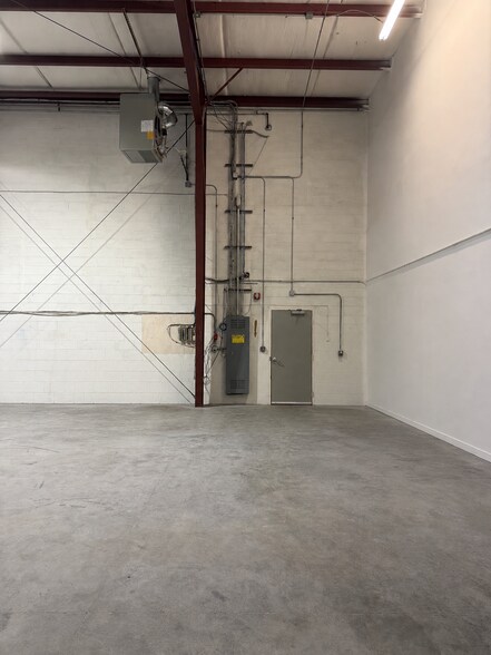 More Photos Of 572 Central Dr, Virginia Beach Light Distribution For Lease