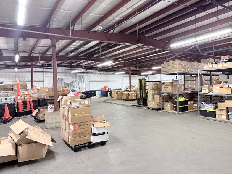 More Photos Of 112 W Pike St, Pontiac Distribution For Sale