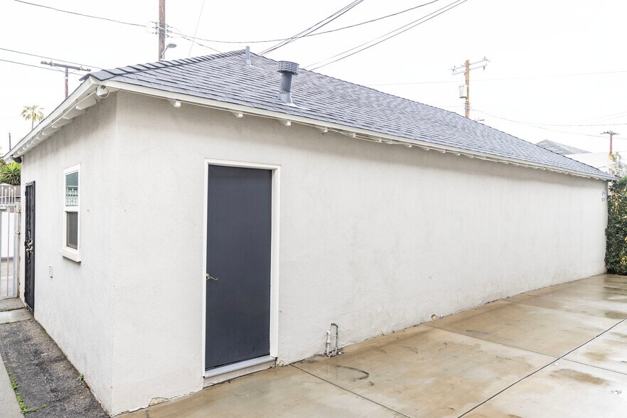 More Photos Of 16011 Victory Blvd, Van Nuys Apartments For Sale