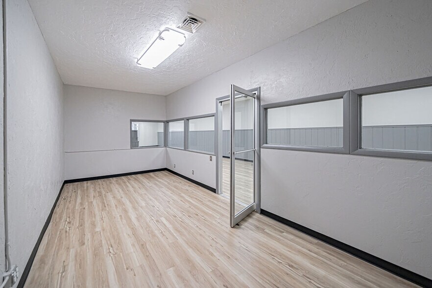 More Photos Of 27 NW Main St, Blackfoot Storefront Retail Office For Sale