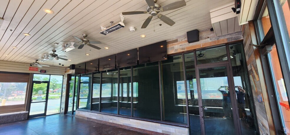 More Photos Of 10355 Canal Crossing, Brunswick Restaurant For Lease