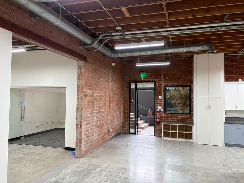 More Photos Of 2558 Overland Ave, Los Angeles Office For Lease