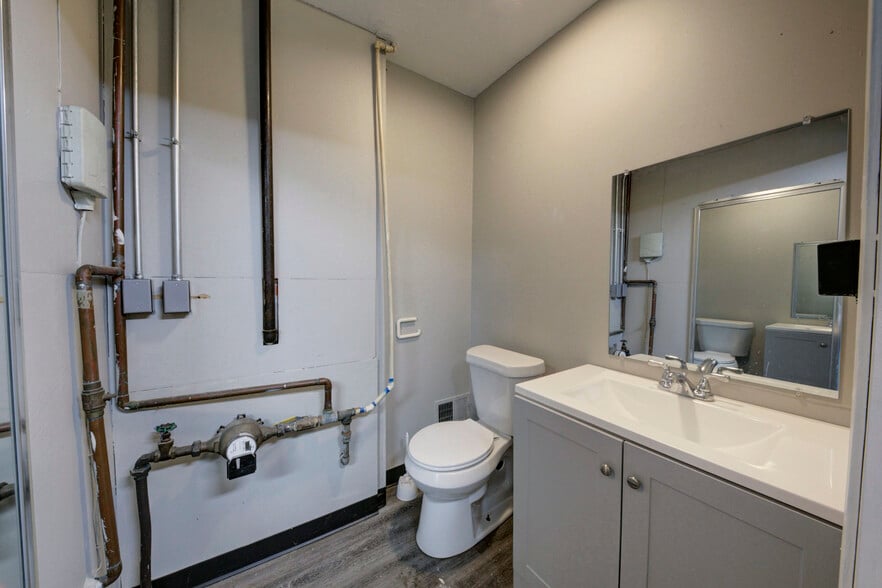 More Photos Of 36050 Goddard Rd, Romulus Auto Repair For Sale