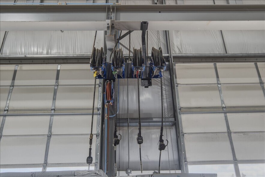 More Photos Of 6011 Grinde Ln NE, Silverton Flex For Lease