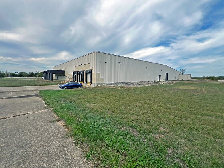 More Photos Of 823 Aaron Pky, Centralia Manufacturing For Lease