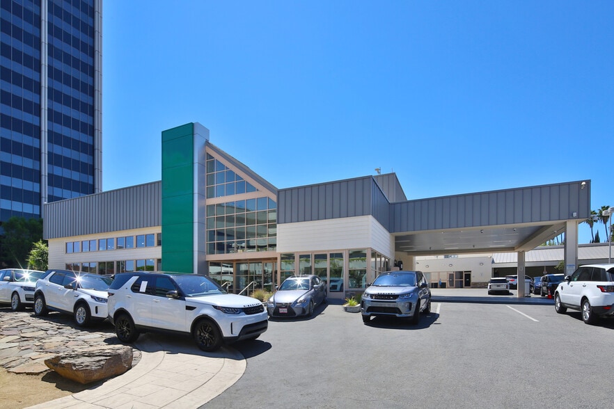 More Photos Of 15800 Ventura Blvd, Encino Auto Dealership For Lease