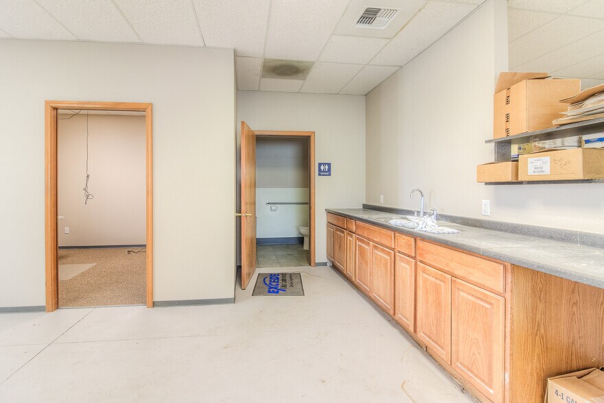 More Photos Of 445 Barnard Blvd, Sunnyside Office For Sale