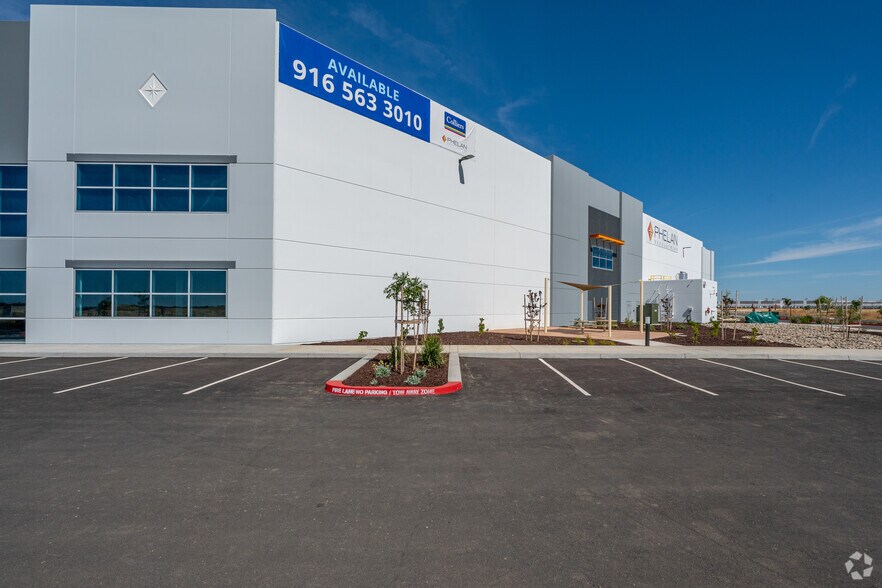 More Photos Of 4525 W Elkhorn Blvd, Sacramento Distribution For Sale