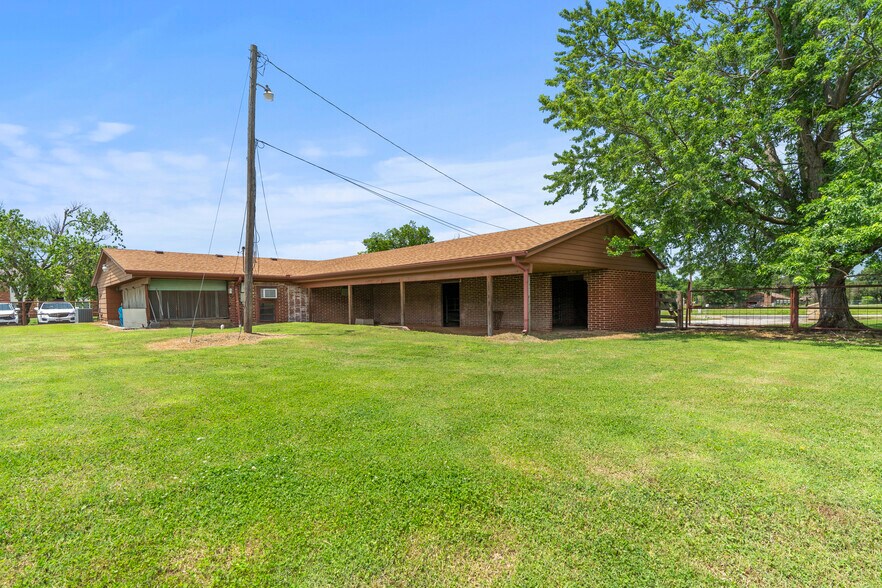 More Photos Of 1404 S B St, Henryetta Veterinarian Kennel For Sale