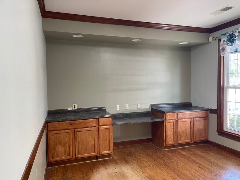 More Photos Of 204 Elm St, Conway Office For Lease