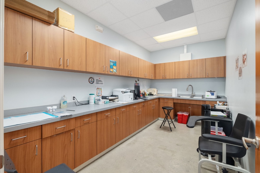 More Photos Of 3251 Harry Wurzbach Rd, San Antonio Medical For Sale