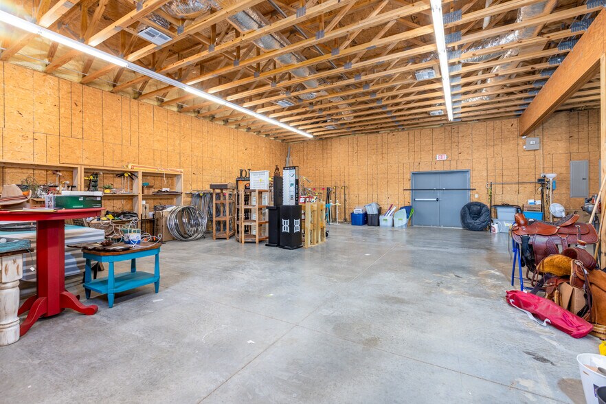 More Photos Of 1910 E Jackson St, Hugo Freestanding For Sale