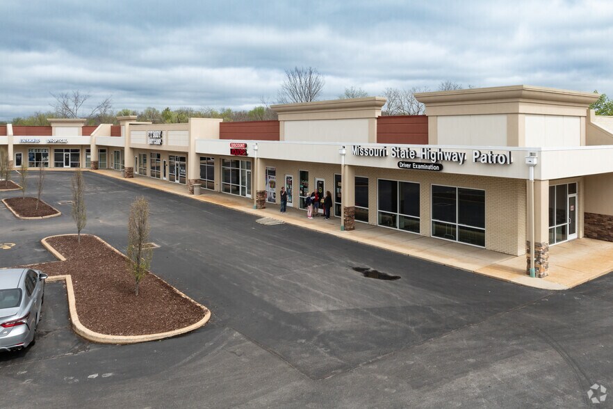 More Photos Of 621-703 Big Bend Rd, Manchester Storefront For Lease