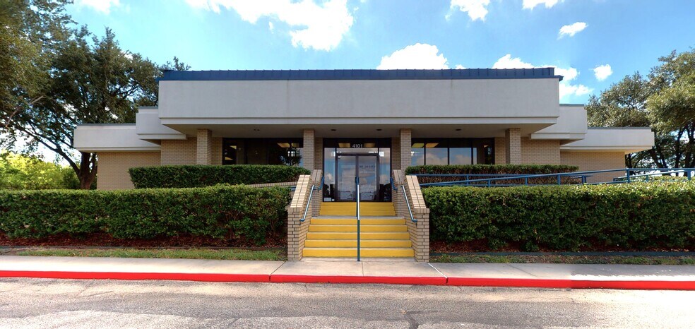 More Photos Of 4101 Clinton Dr, Houston Bank For Lease