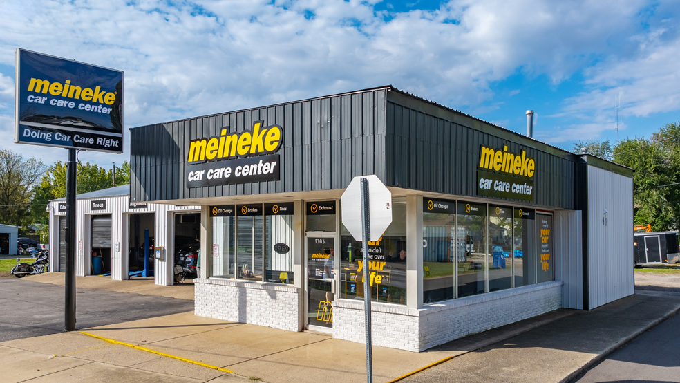 Primary Photo Of 1303 S Harrison St, Shelbyville Auto Repair For Sale