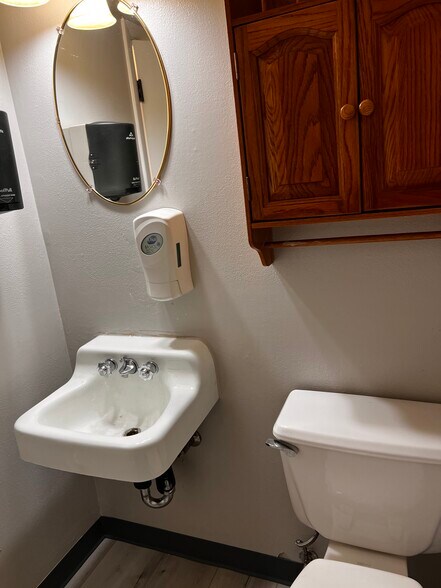More Photos Of 1401 Applewood Dr, Dalton Medical For Lease