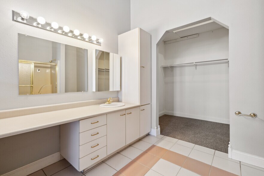 More Photos Of 626-632 Sycamore St, Waterloo Storefront Retail Office For Sale