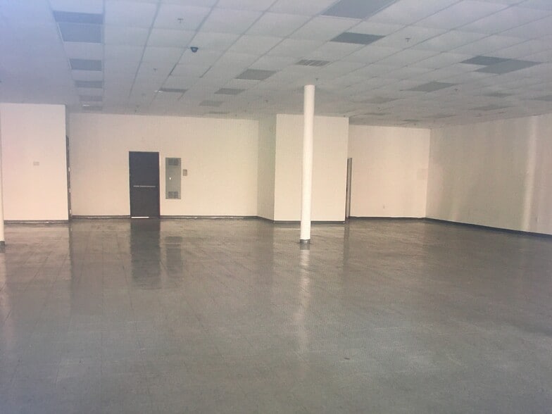 More Photos Of 803-819 W Pipeline Rd, Hurst Unknown For Lease