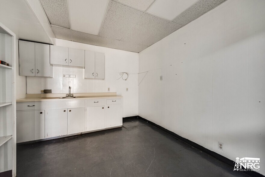 More Photos Of 1510 E 2nd St, Odessa Manufacturing For Lease