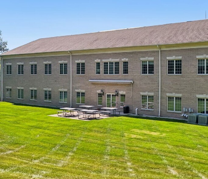 More Photos Of 515 W North Shore Dr, Hartland Office For Lease