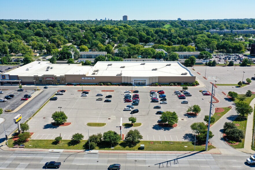 More Photos Of 909 S 72nd St, Omaha Department Store For Sale
