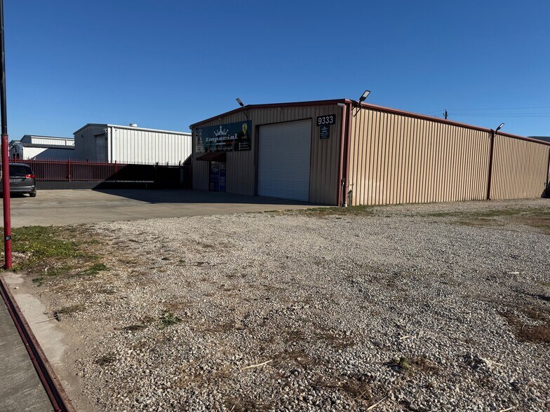 More Photos Of 9333 Alberene Dr, Houston Warehouse For Lease