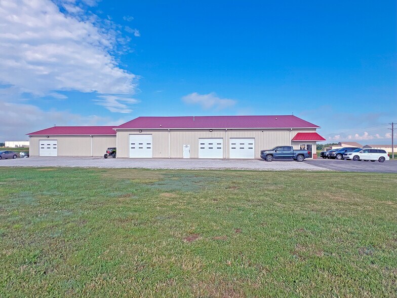 More Photos Of 1360 W Market St, Red Bud Industrial For Sale