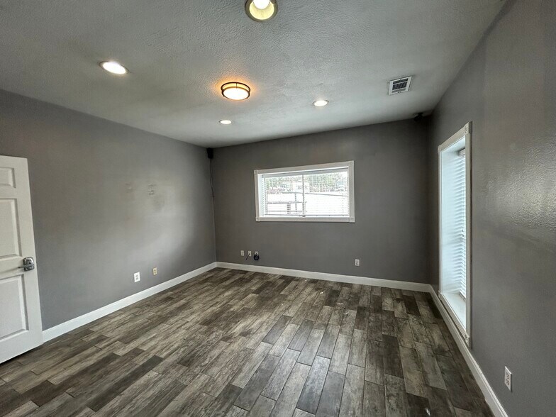 More Photos Of 10430 Fm 1097 Rd W, Willis Freestanding For Lease