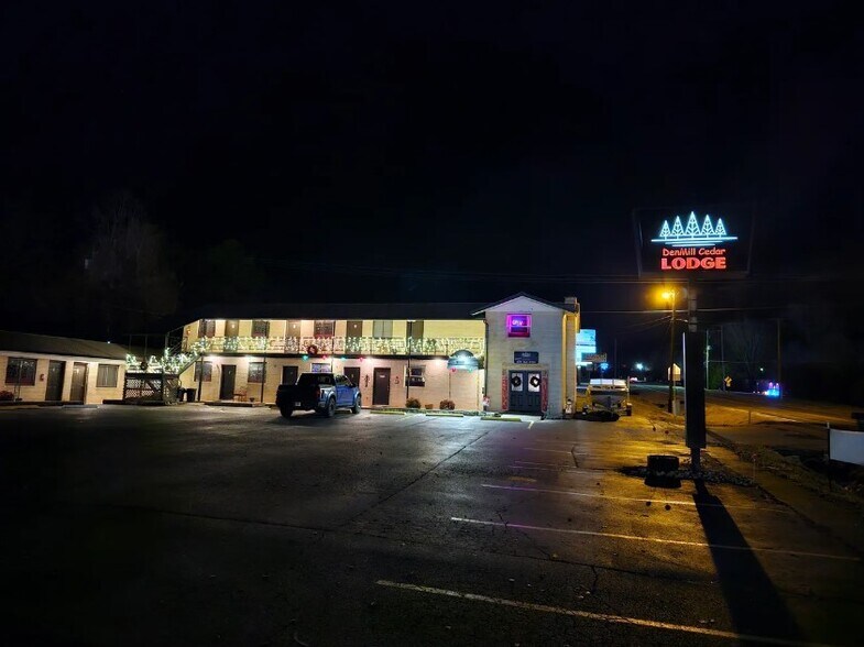 Primary Photo Of 302 N Main St, Melbourne Hotel For Sale