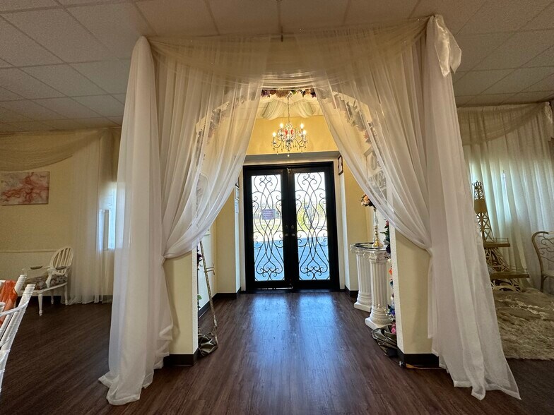 More Photos Of 3900 Davis St W, Dallas Flex For Sale