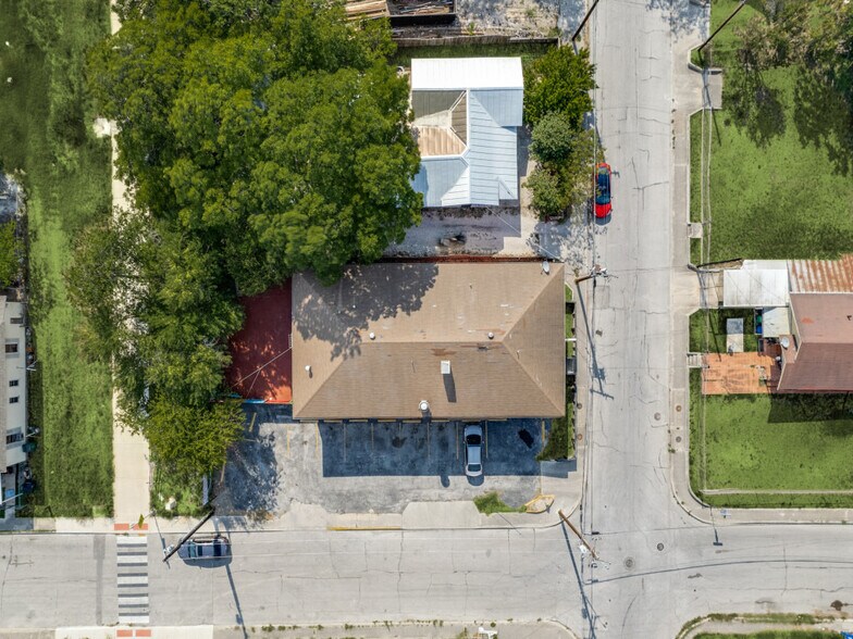 More Photos Of 226 E Fest St, San Antonio Restaurant For Sale
