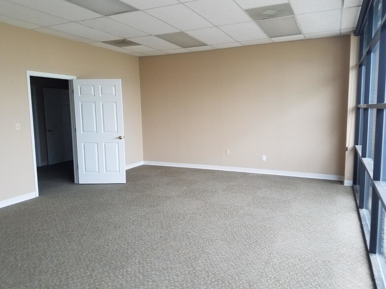 More Photos Of 680 Crown Industrial Ct, Chesterfield Flex For Lease