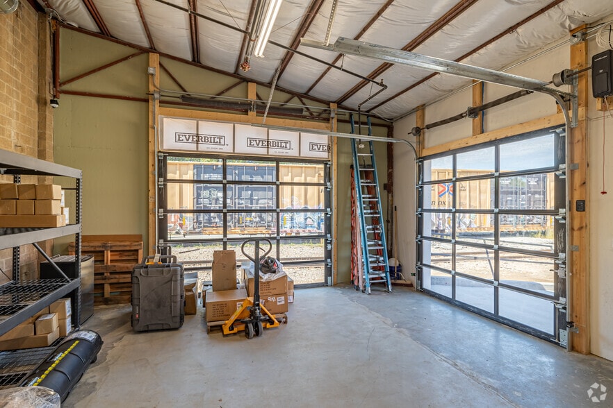 More Photos Of 600 S 1st St, Rogers Warehouse For Lease