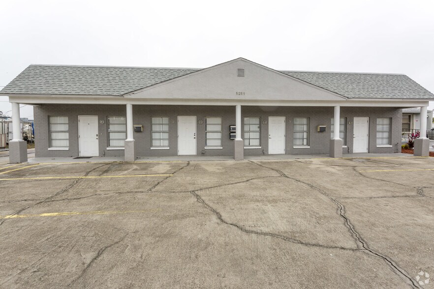 More Photos Of 1211 Miramar St, Cape Coral Office For Sale