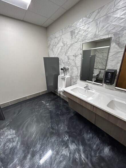 More Photos Of 18760 Johnson Dr, Shawnee Warehouse For Lease