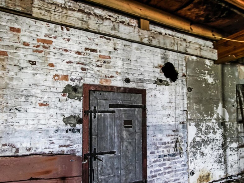More Photos Of 525 Beaver St, Jacksonville Cemetery Mausoleum For Lease