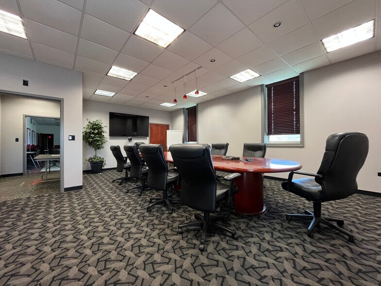 More Photos Of 6415 Lakeview Rd, Charlotte Unknown For Lease