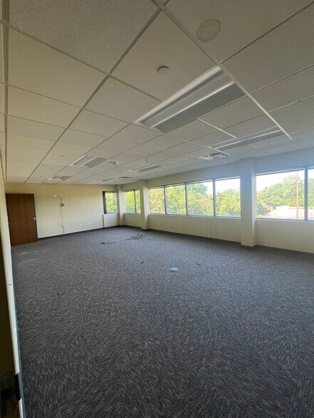 More Photos Of 2670 Chancellor Dr, Crestview Hills Office For Lease