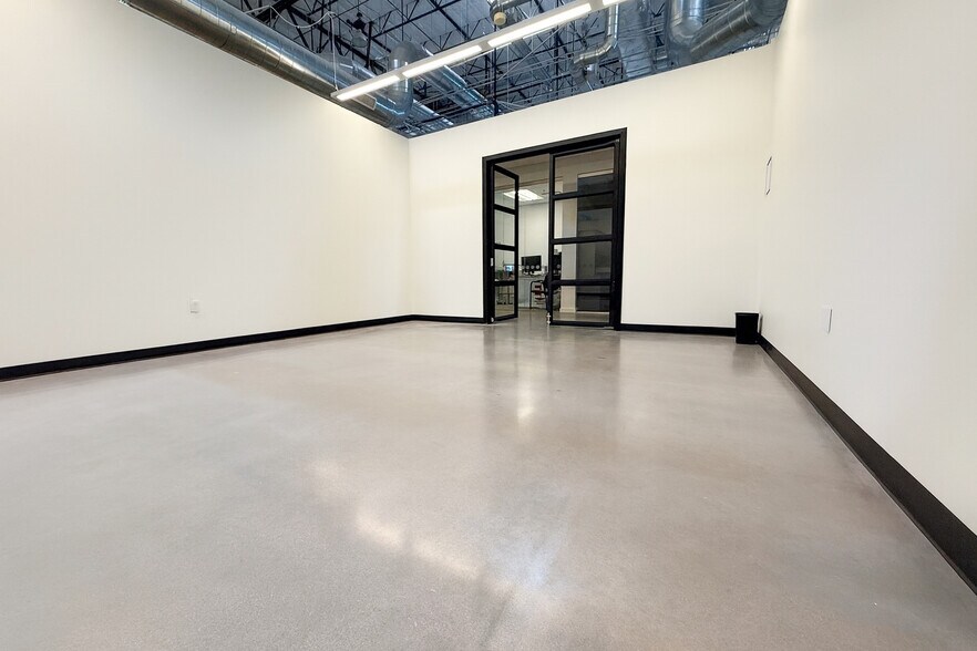 More Photos Of 4750 S 44th Pl, Phoenix Research And Development For Lease