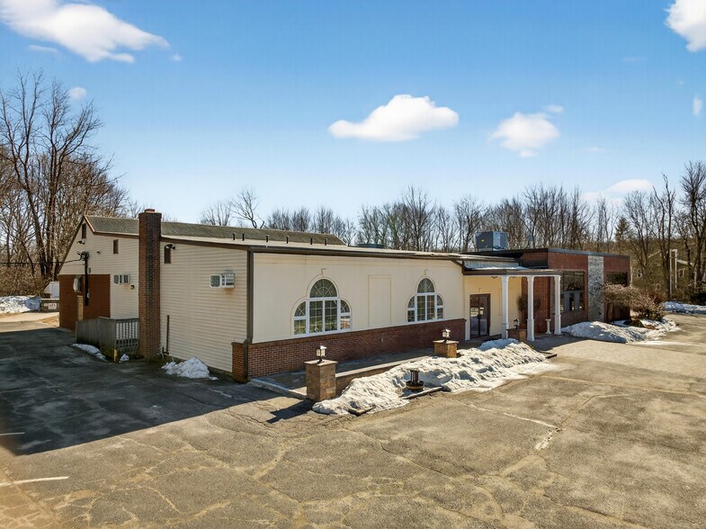 More Photos Of 1146 Spindle Hill Rd, Wolcott Freestanding For Sale