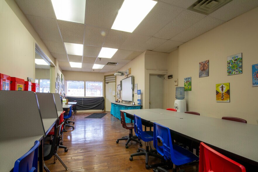 More Photos Of 138 James St N, Hamilton Storefront Retail Residential For Lease