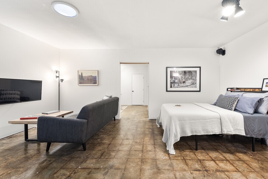 More Photos Of 10959 Venice Blvd, Los Angeles Flex For Sale