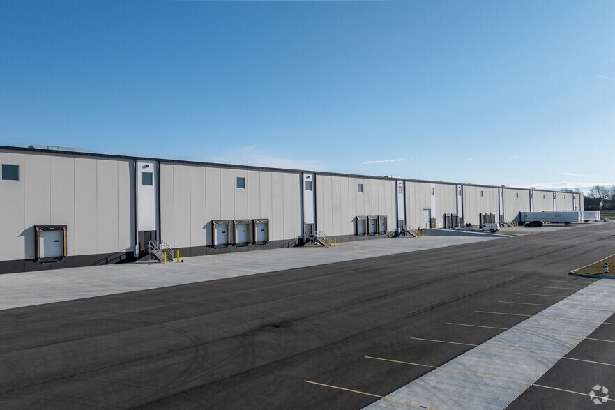 More Photos Of 301 Lau Pky, Englewood Distribution For Lease