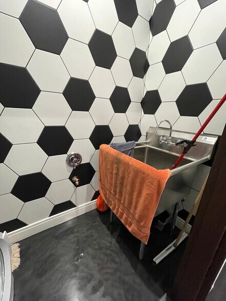 More Photos Of 2220 Ferry Rd, Naperville Showroom For Sale