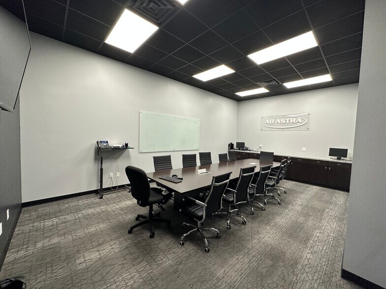 More Photos Of 7330 W 33rd St, Wichita Flex For Lease