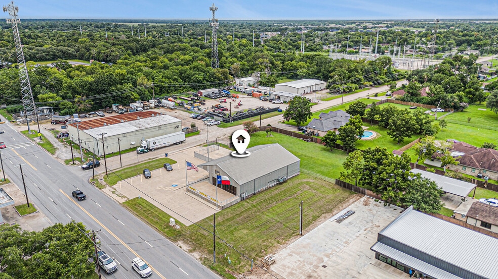 More Photos Of 110 N Walker St, Angleton Warehouse For Lease