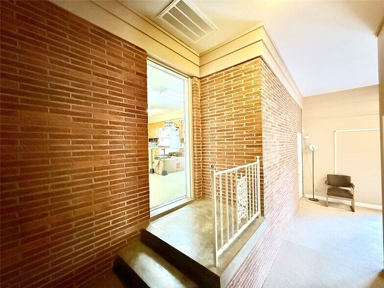 More Photos Of 2802 W Main St, Russellville Office For Sale