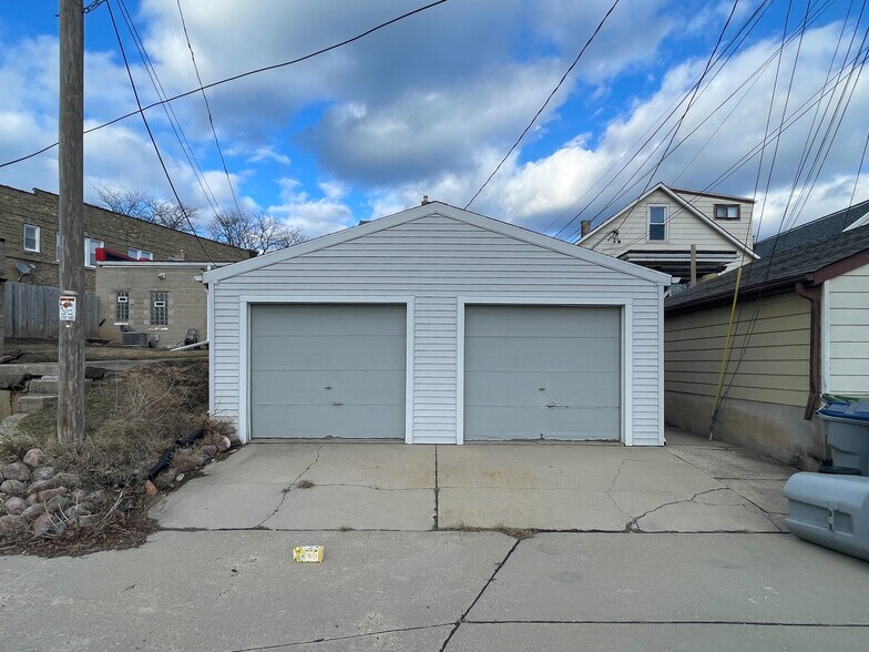 More Photos Of 3459 S Kinnickinnic Ave, Milwaukee Storefront Retail Residential For Sale