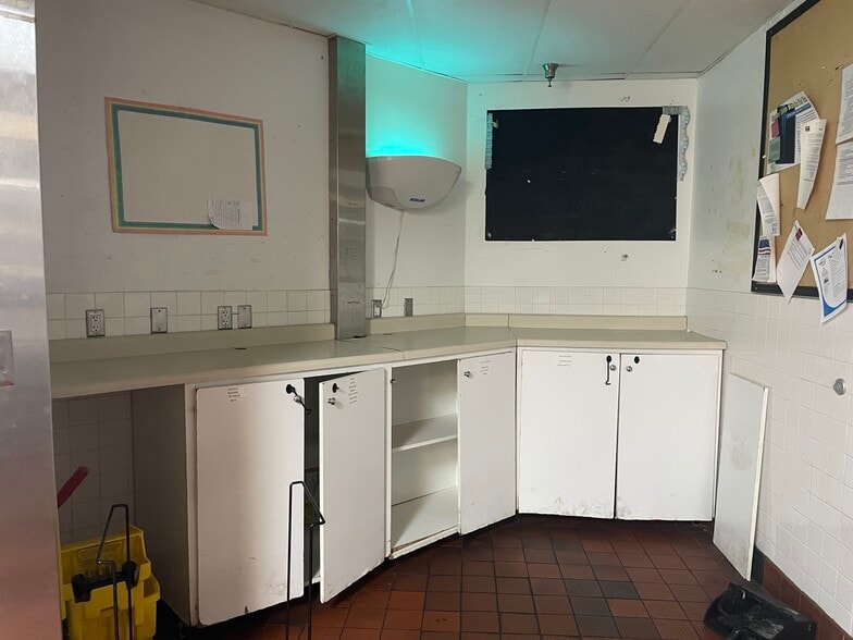 More Photos Of 905 E Gregory St, Pensacola Restaurant For Sale