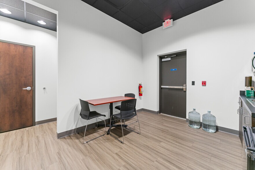 More Photos Of 3945 N Vantage Dr, Fayetteville Office For Sale